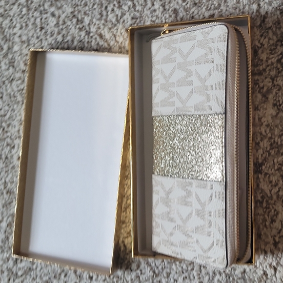 Michael Kors Wallet - Picture 3 of 7